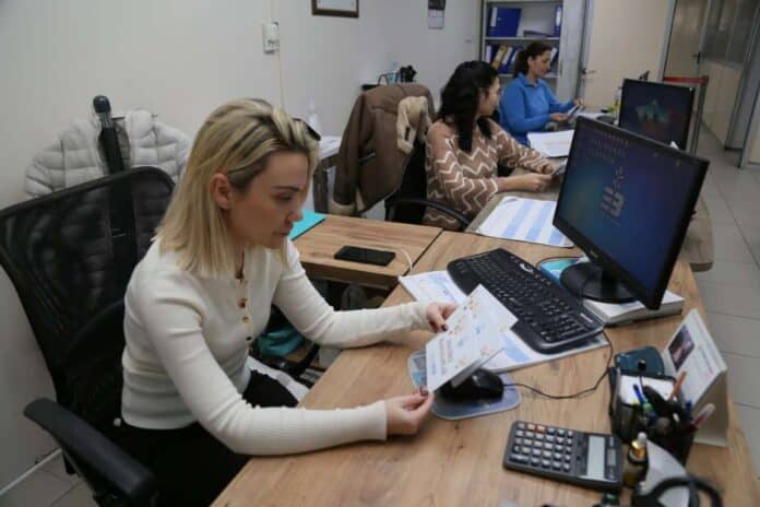 Edremit Belediyesi Ramazan’da İhtiyaç Sahiplerine Alışveriş Kartları Dağıtıyor