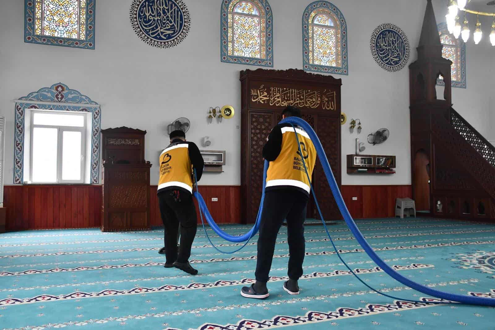 Balıkesir Büyükşehir Belediyesi’nden Camilere Gül Kokulu Temizlik Hizmeti