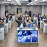 İş dünyası toplantısında katılımcılar oy kullanıyor, kararlar alınıyor.