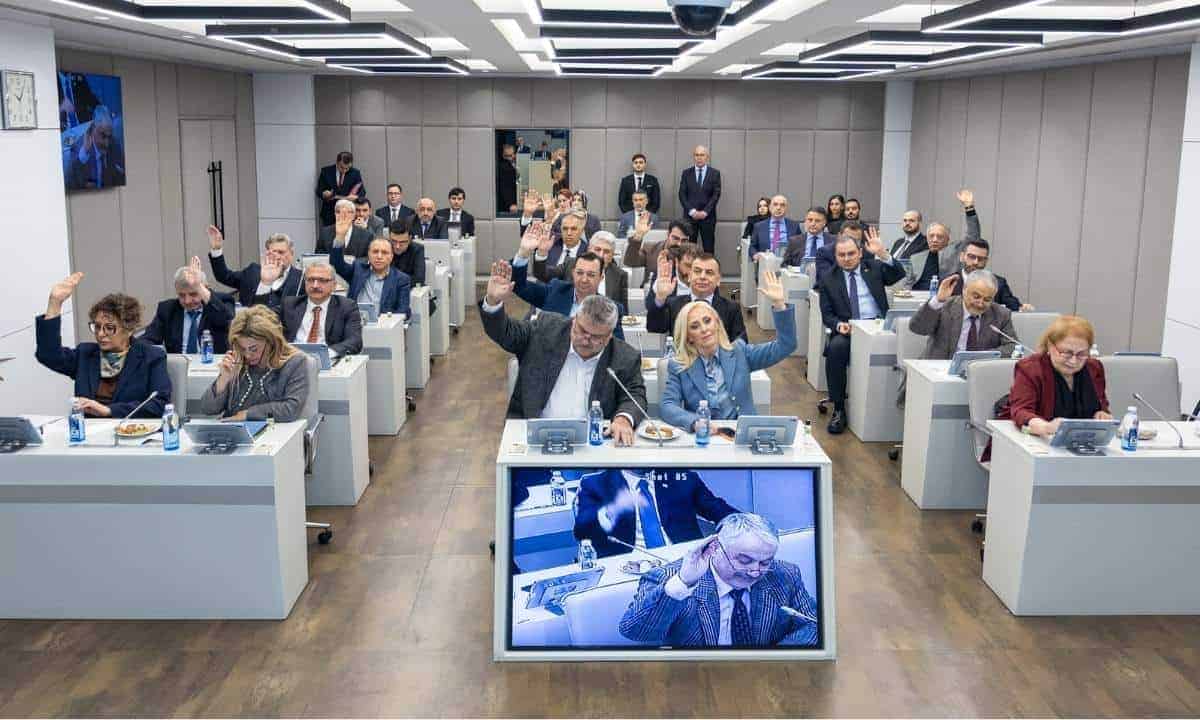 İş dünyası toplantısında katılımcılar oy kullanıyor, kararlar alınıyor.