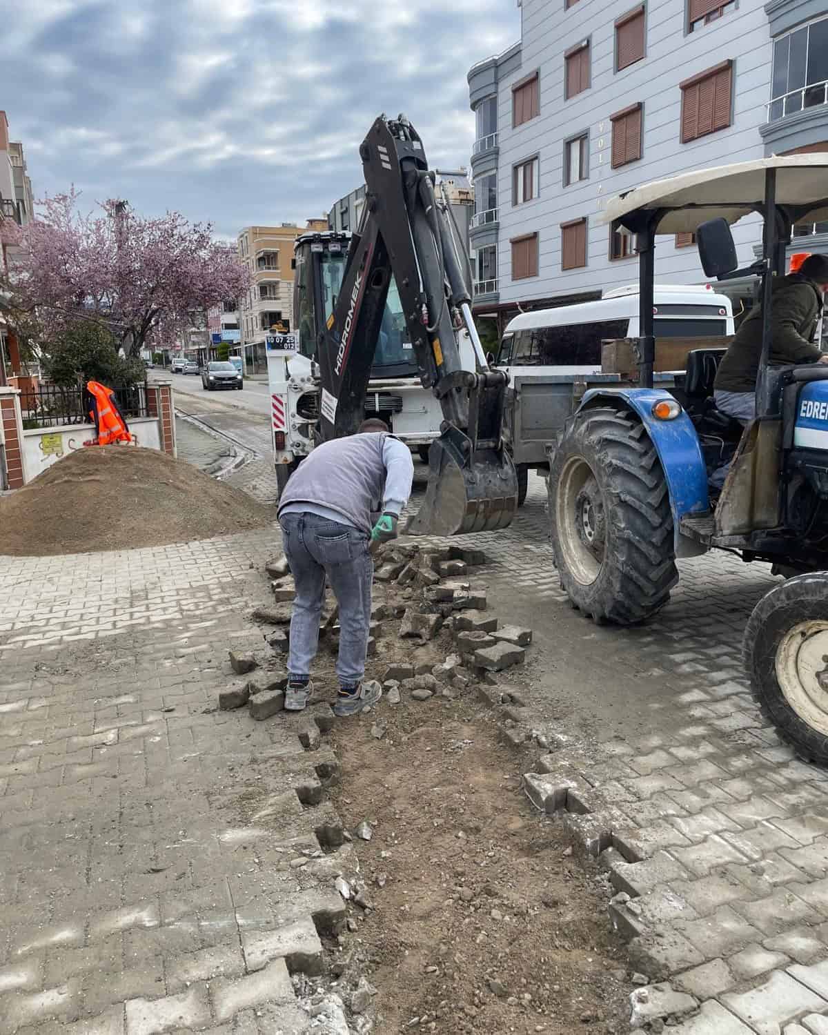 Edremit Belediyesi Kadıköy ve Altınkum’da Altyapı Sonrası Yol Yenileme Çalışmalarına Devam Ediyor