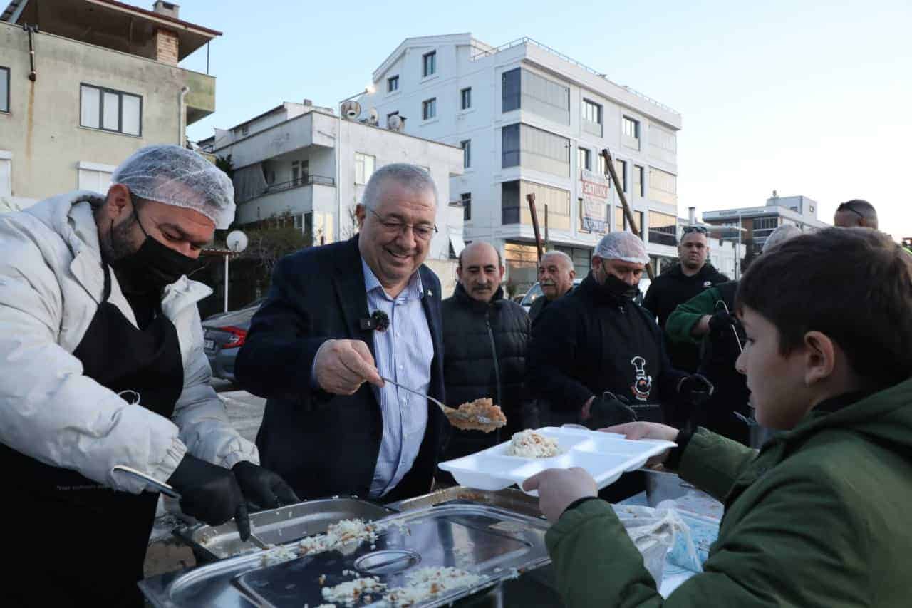 Edremit Belediyesi Ramazan Ayında Mahallelerde Toplu İftarlarla Dayanışmayı Artırıyor