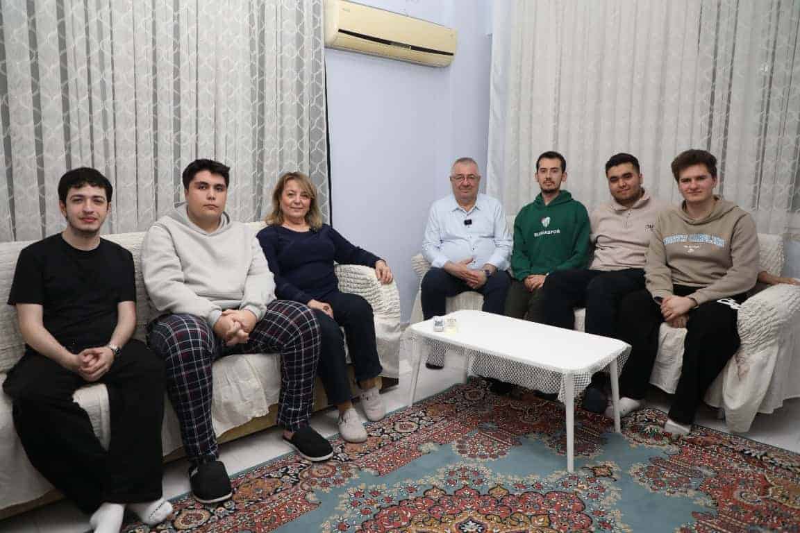 Başkan Mehmet Ertaş, Edremitli Üniversite Öğrencilerinin Evinde İftar Yemeğinde Bir Araya Geldi