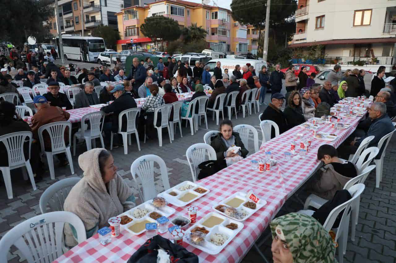 Edremit Belediyesi'nin Altınoluk’taki İftar Sofrasında Vatandaşlar Ramazan Bereketini Paylaştı