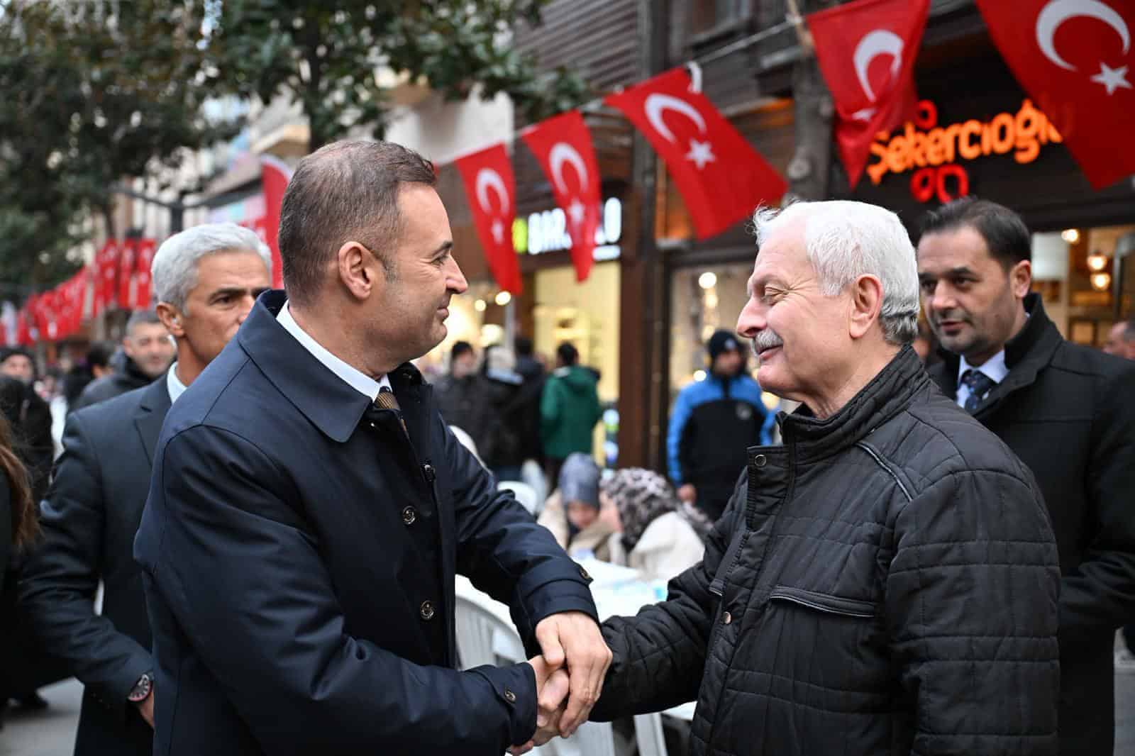 Başkan Ahmet Akın, Kadir Gecesi’nde Balıkesir’de 30 Bin Kişilik İftar Sofrasında Birlik Mesajı Verdi