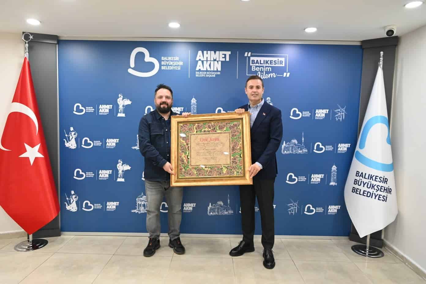 Başkan Ahmet Akın'dan Ebru Sanatı Hocası Osman Çemi’ye Başarı Tebriği