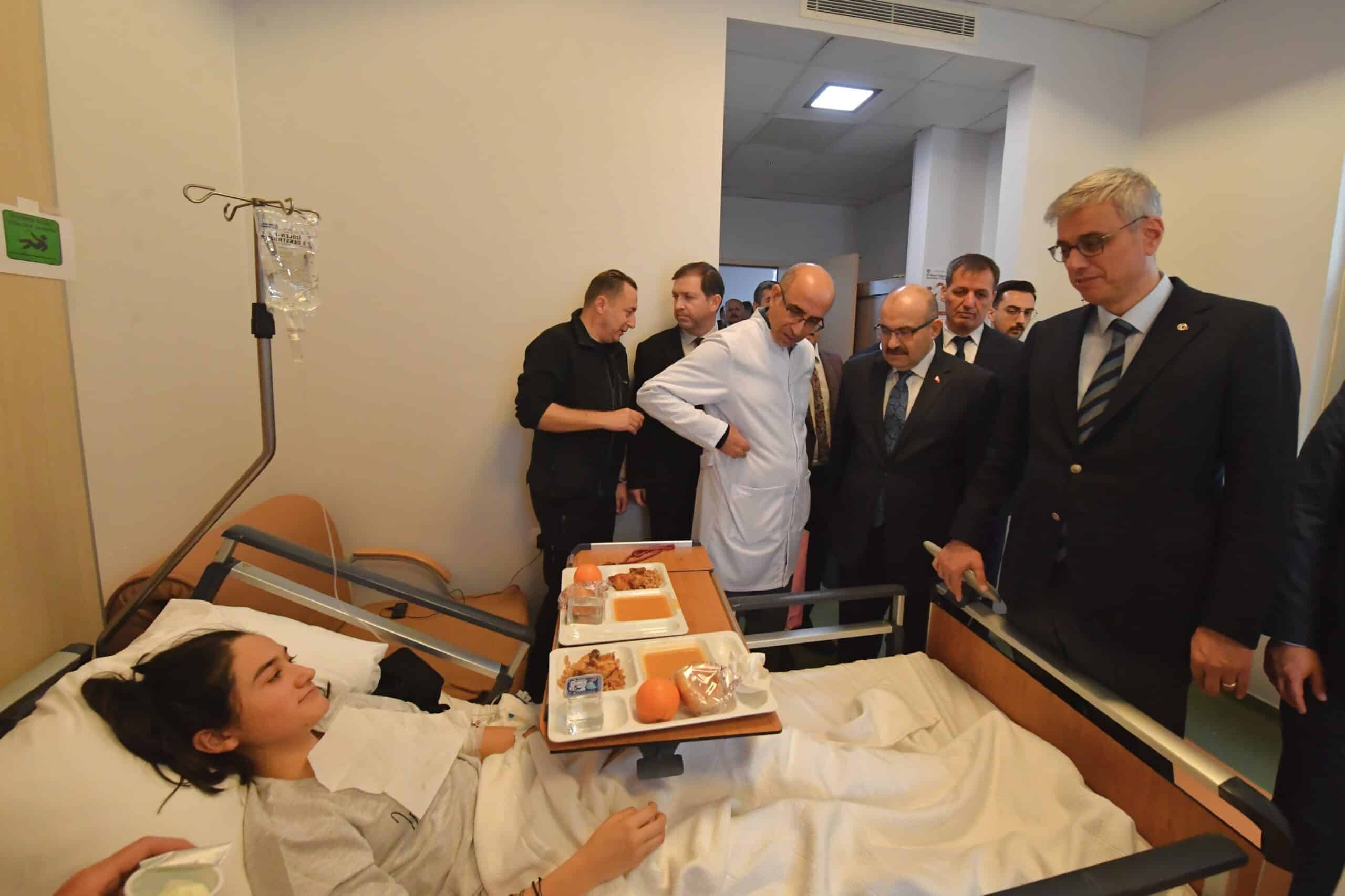 Balıkesir Üniversitesi Hastanesinde Yaralı Öğrencilere Bakan Memişoğlu'ndan Ziyaret