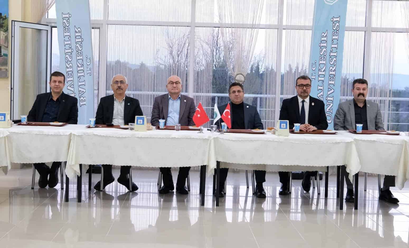 Balıkesir Üniversitesi'nde Şehit Yakınları ve Gazilerle Buluşulan İftar Programı Gerçekleştirildi