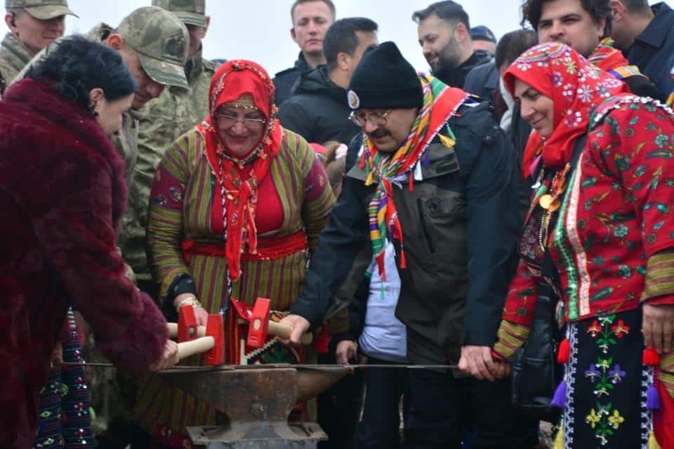 Balıkesir Gökçeören’de Öğrenciler ve Protokol Binlerce Fidanı Toprakla Buluşturdu