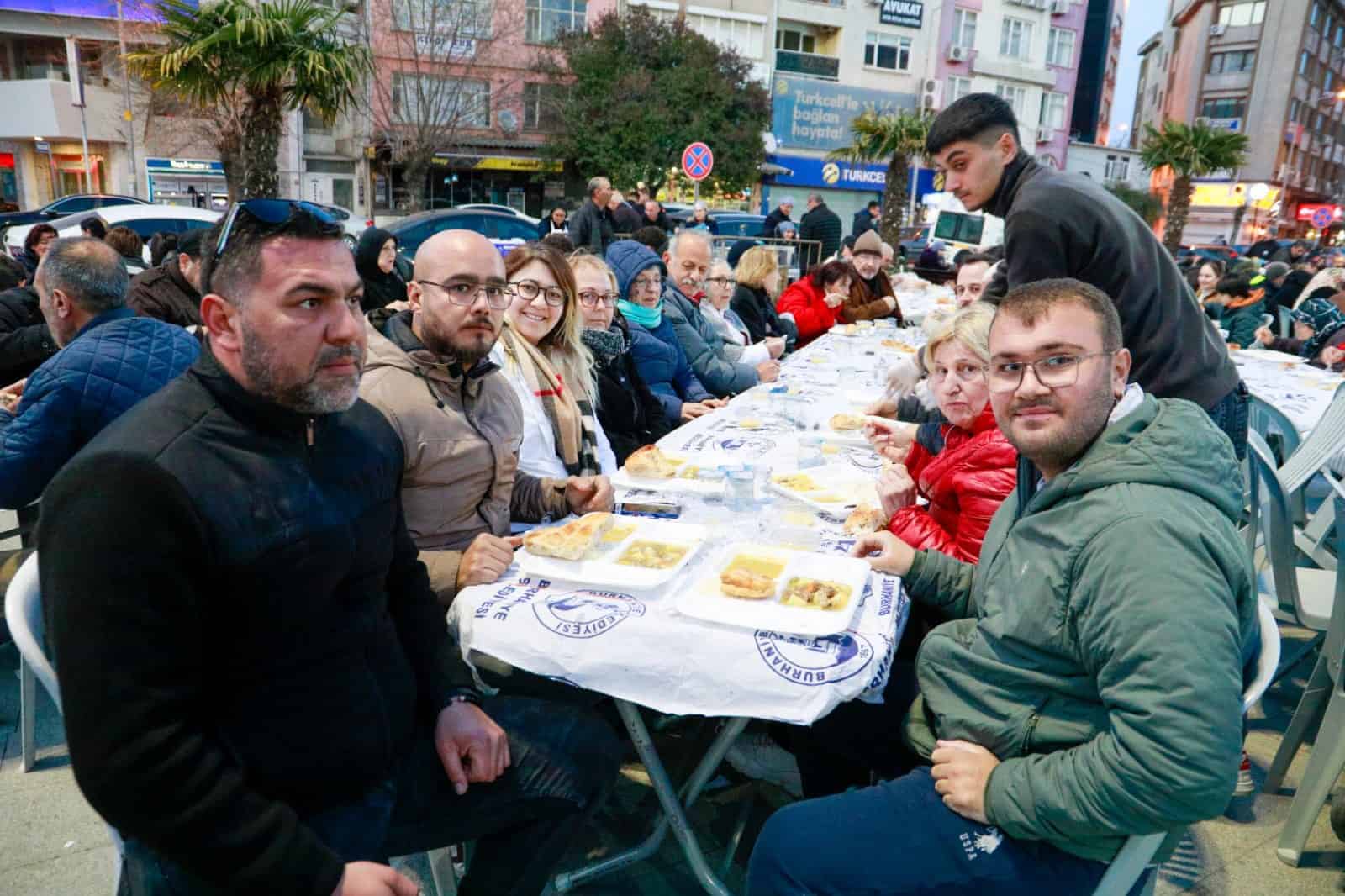 Burhaniye'de Kadir Gecesi'nde 4 Binden Fazla Kişi İftar Sofrasında Buluştu