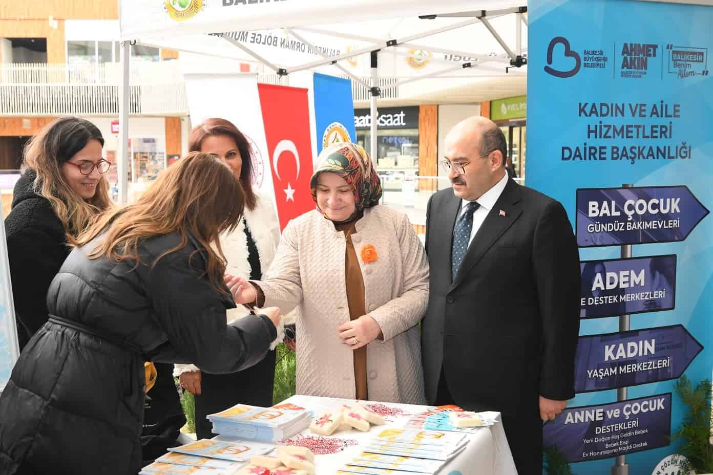 Balıkesir Büyükşehir Belediyesi Farkındalık Standında Kadın Hakları ve Hizmetlerini Tanıttı