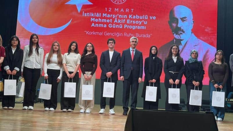 Balıkesir Havran Anadolu Lisesi Öğrencisi Merve Yakın, Türkiye Geneli Fotoğraf Yarışmasında Birinci Oldu