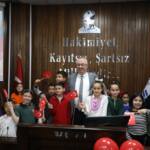 Edremit’te Çocuklar 23 Nisan İçin Meclis Koltuğuna Oturdu