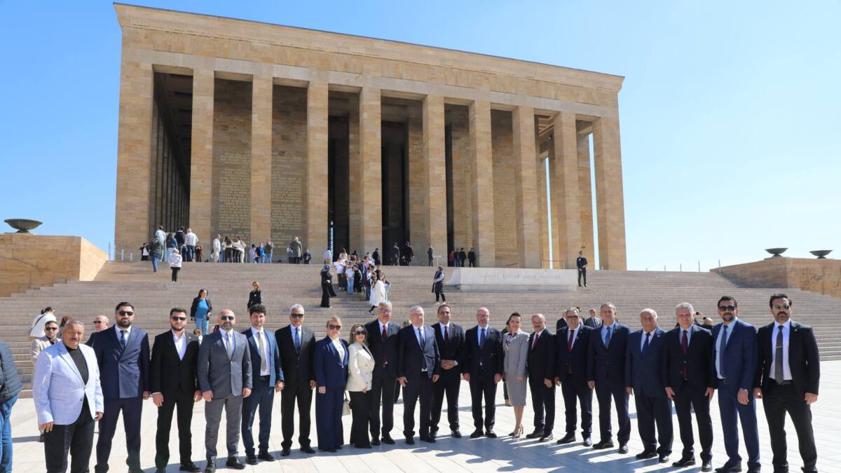 Edremit Belediye Heyeti, Ankara'da Anıtkabir’de Atatürk’e Resmi Törenle Saygılarını Sundu