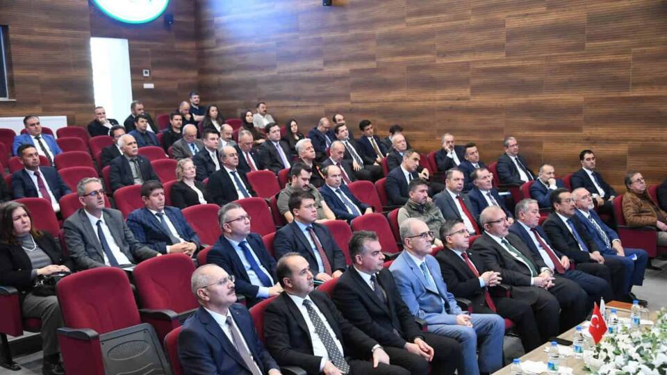 Balıkesir Üniversitesi Rektörü Prof. Dr. Yücel Oğurlu, İlde Gerçekleştirilen Kamu Yatırımları Toplantısına Katıldı