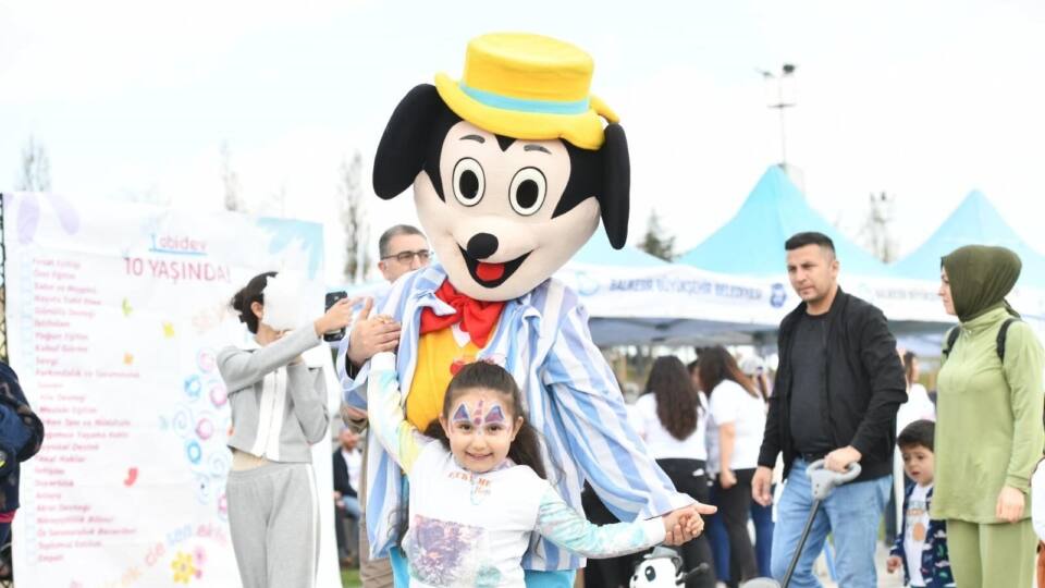 Balıkesir’de Otizm Farkındalığı İçin Toplumun Her Kesimi Bir Araya Geldi