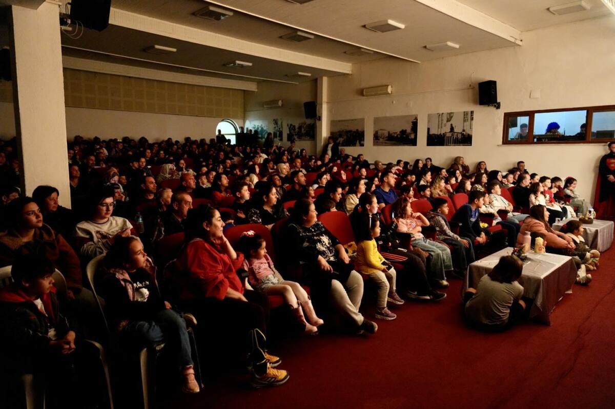 Burhaniye Belediyesi Kent Tiyatrosu'nun Yeni Çocuk Oyunu 'Oyuncakçı Dükkanı' Yoğun İlgiyle Sahnelendi