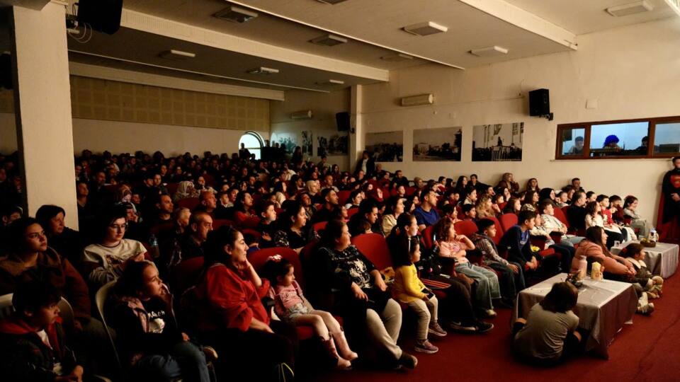 Burhaniye Belediyesi Kent Tiyatrosu'nun Yeni Çocuk Oyunu 'Oyuncakçı Dükkanı' Yoğun İlgiyle Sahnelendi