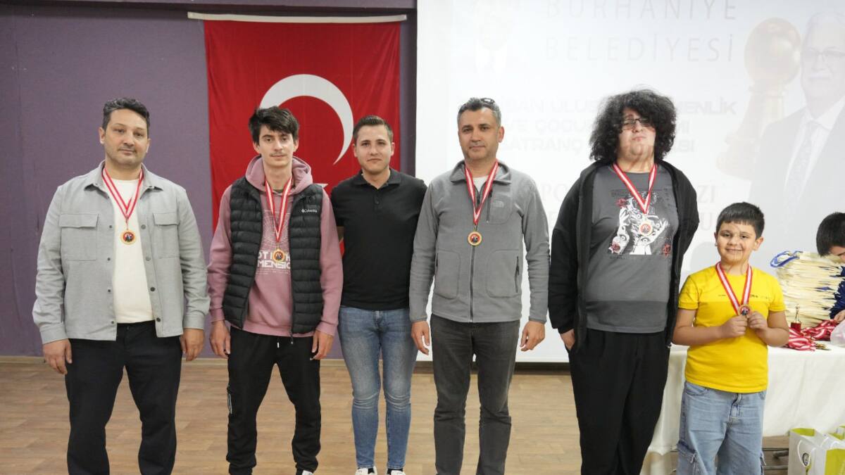 Burhaniye'de 23 Nisan Satranç Turnuvası Yaklaşık 200 Sporcunun Katılımıyla Gerçekleşti