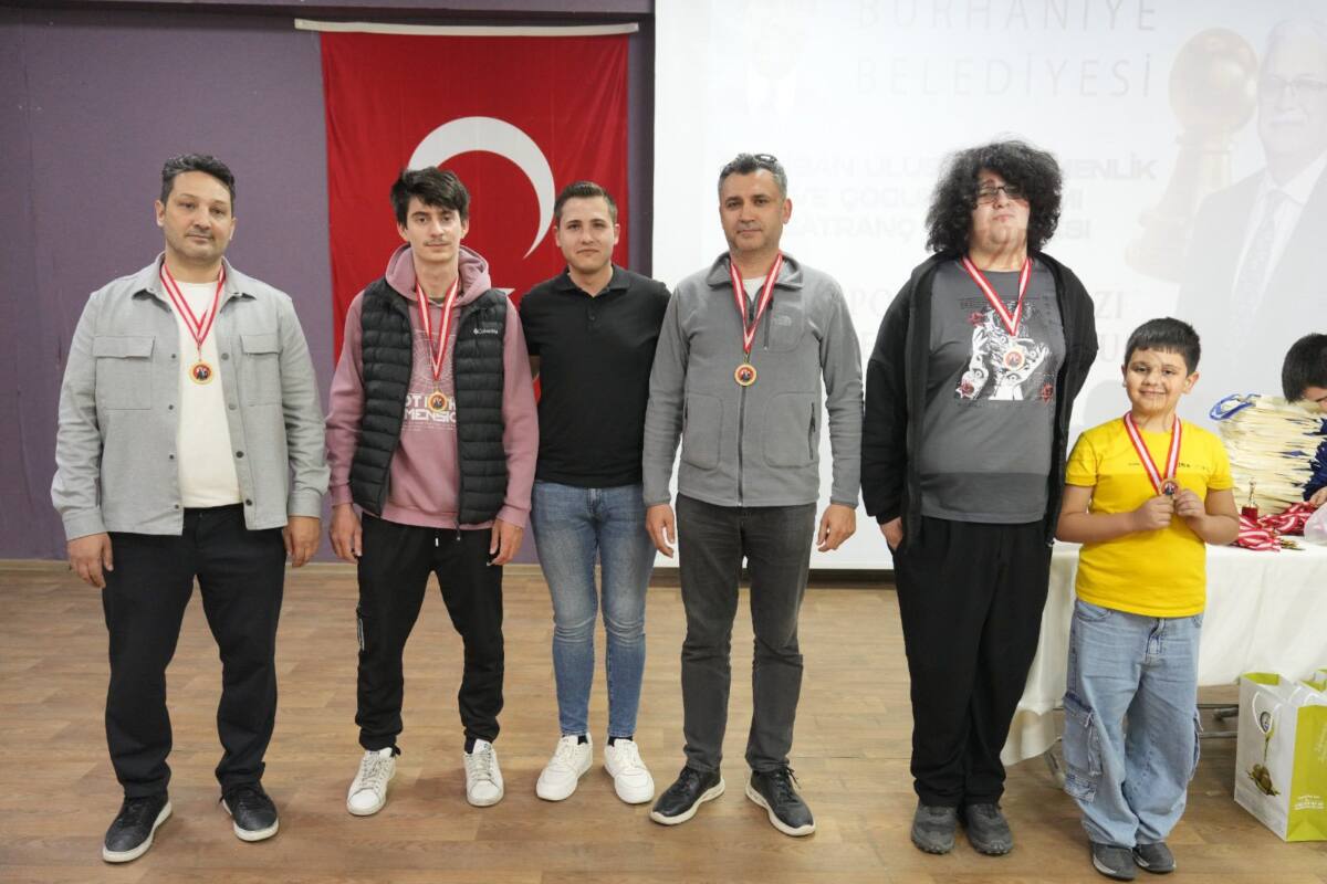 Burhaniye'de 23 Nisan Satranç Turnuvası Yaklaşık 200 Sporcunun Katılımıyla Gerçekleşti