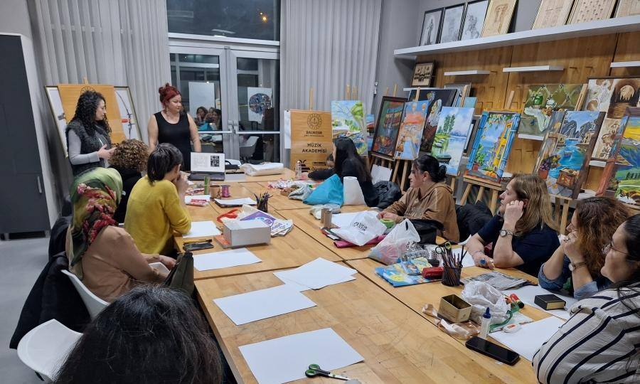 Balıkesir’de Öğretmenler İçin Sanat ve Müzik Temelli Kolaj Atölyesi Düzenlendi
