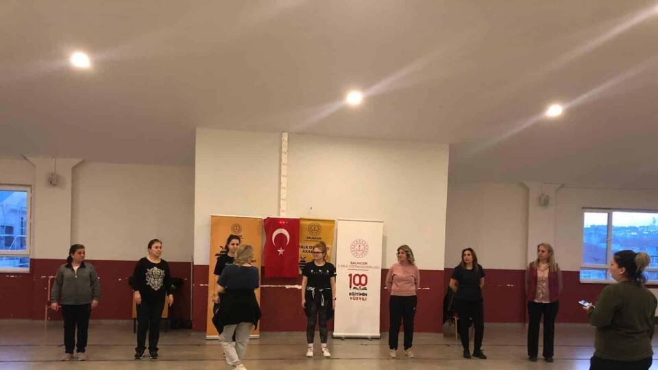 Balıkesir'de 'Toplu Güvende' Zeybek Atölyesiyle Kültürel Miras Yaşatılıyor